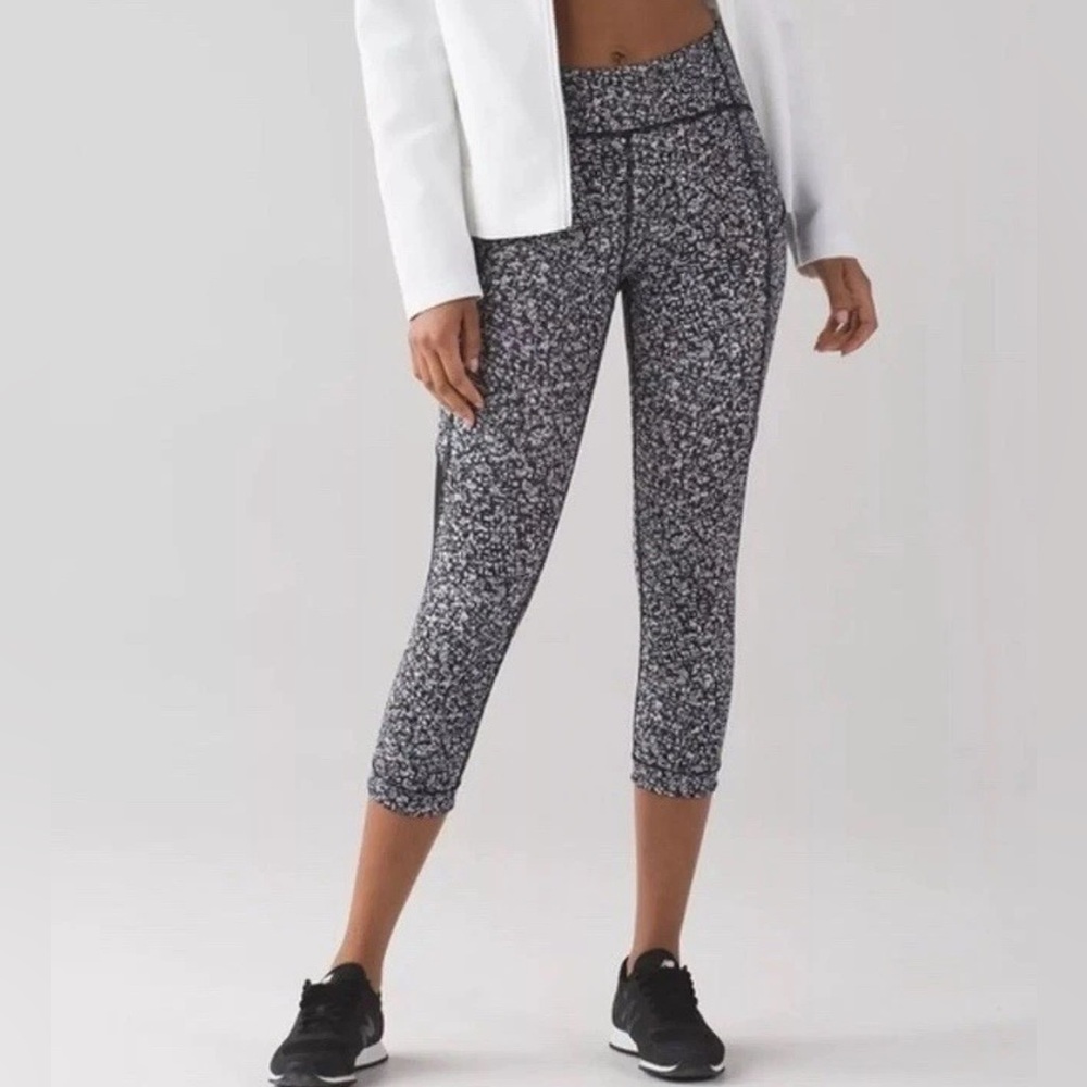 Lululemon Wunder Under Crop Leggings Mosaic Print with Mech Panels Size 6 EUC - Picture 8 of 9